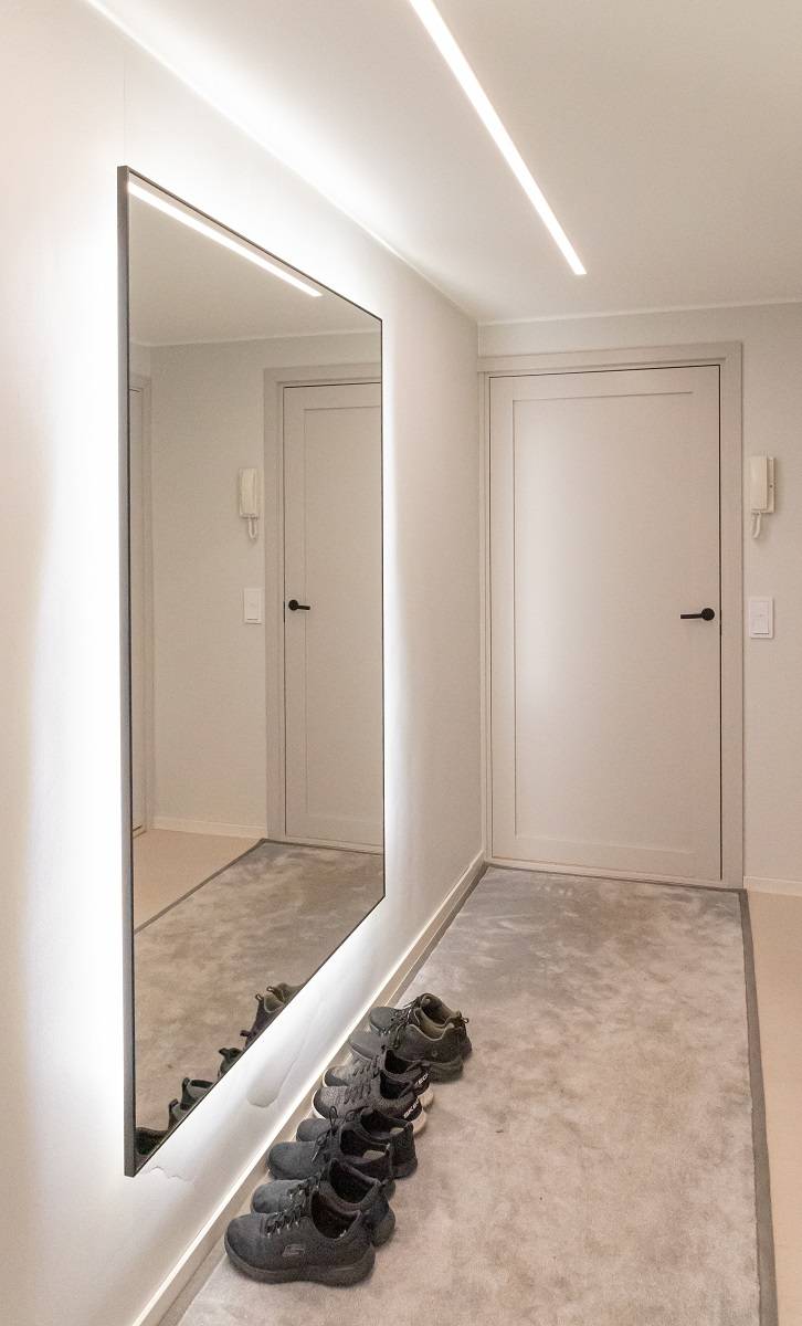 LED pásek instalovaný ve stropě haly. Další světlo zajišťuje velké zrcadlo s LED páskem po okrajích.